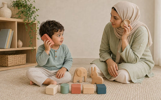طفل يستخدم مكعبًا كهاتف في أثناء اللعب التخيلي مع أمه